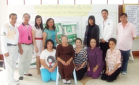 Mayor Itthiphol Kunplome (back row, 2nd right) receives donations from the Lions and the Pattaya Cultural Council at Chaimongkol Temple.
